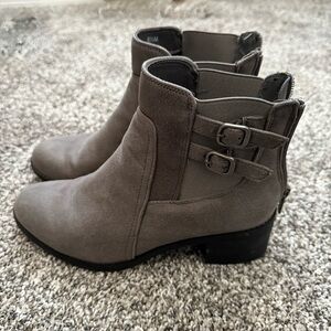 Bella Vita Womens Merilyn Gray Faux Leather Block Heel Ankle Boots